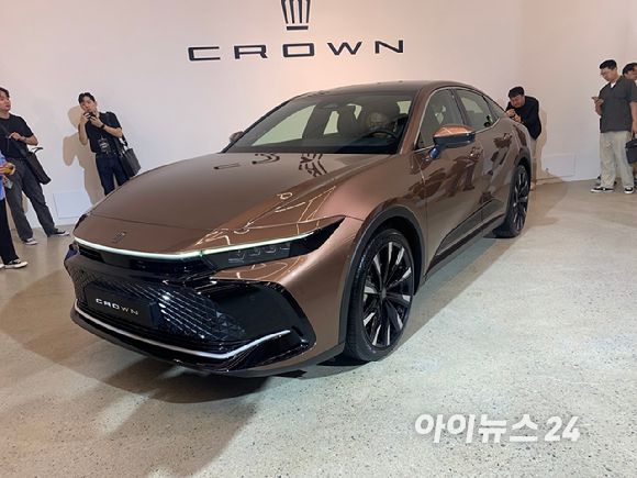 토요타 16세대 '크라운' 정측면 [사진=김종성 기자]