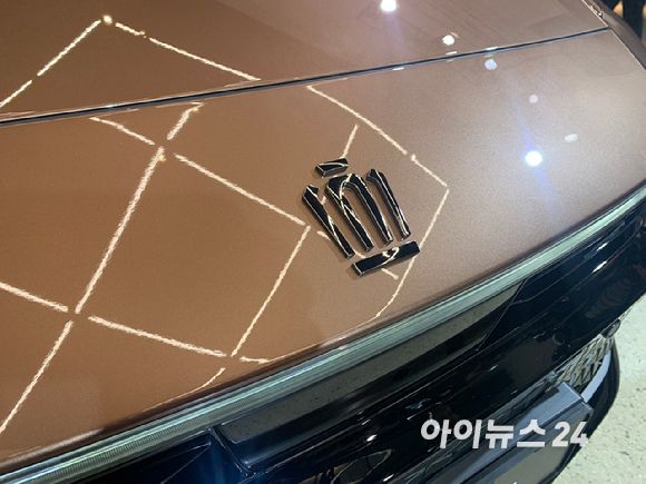 토요타 '크라운'의 신규 엠블럼 [사진=김종성 기자]