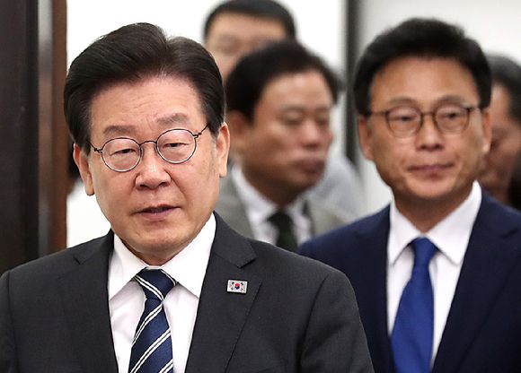 이재명 더불어민주당 대표와 박광온 원내대표(오른쪽)가 지난달 31일 국회에서 당 최고위원회의에 참석하고 있다. [사진=뉴시스]