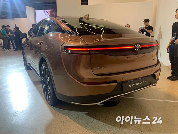 토요타 16세대 '크라운' 후측면 [사진=김종성 기자]