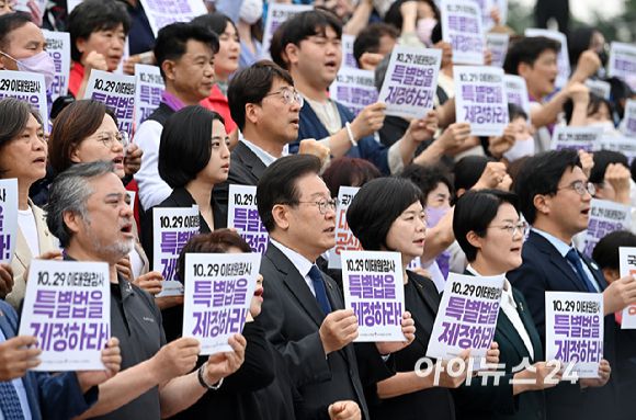 더불어민주당 이재명 대표가 7일 서울 여의도 국회 본청 앞 계단에서 열린 10.29이태원참사 진상규명 특별법 제정 촉구 유가족 농성 시작 기자회견에 참석해 발언을 하고 있다. [사진=곽영래 기자]