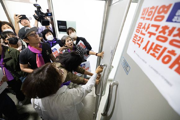 이태원참사 유가족들이 8일 오전 서울 용산구청에서 전날 보석으로 석방된 박희영 용산구청장의 출근을 막으려 구청장실에 진입하기 위해 잠긴 문을 당기고 있다. [사진=뉴시스]