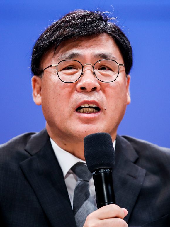 김의철 KBS 사장이 8일 오전 서울 영등포구 KBS아트홀에서 열린 KBS 수신료 분리징수 권고 관련 기자회견에서 질문에 답하고 있다. [사진=뉴시스]