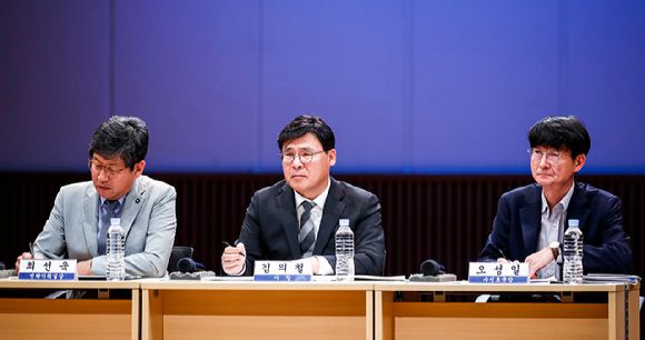 8일 오전 서울 영등포구 KBS아트홀에서 KBS 수신료 분리징수 권고 관련 기자회견이 열리고 있다. 왼쪽부터 최선욱 전략기획실장, 김의철 KBS 사장, 오성일 수신료국장. [사진=뉴시스]