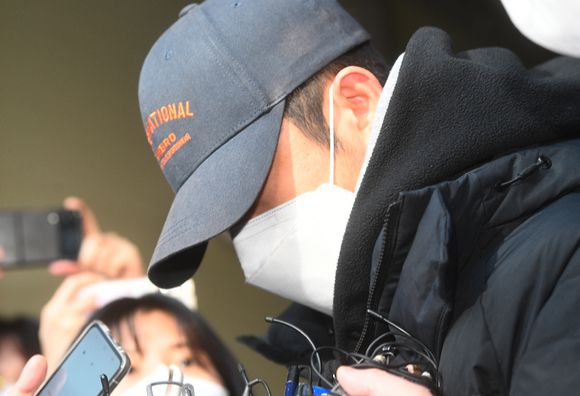 회삿돈 245억원을 횡령한 혐의로 구속된 계양전기 재무팀 직원 김모씨가 25일 오전 서울 강남구 수서경찰서에서 검찰에 송치되고 있다. (공동취재사진) [사진=뉴시스 ]