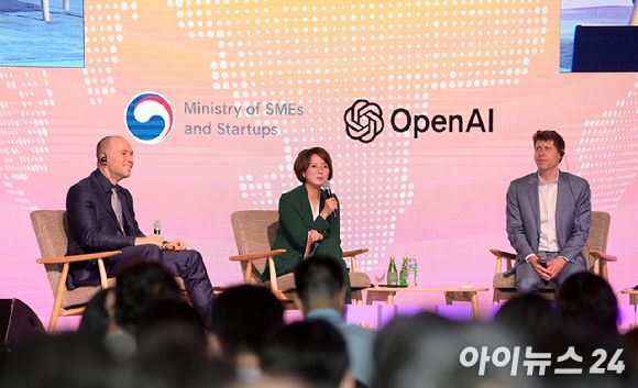 이영 중소벤처기업부장관이 9일 오전 서울 여의도 63스퀘어에서 진행된 K-Startups meet OpenAI 행사에서 샘 알트만 오픈AI 최고경영자(오른쪽), 그렉 브록먼 오픈AI 공동창업자와 대담을 갖고 있다. [사진=정소희 기자]