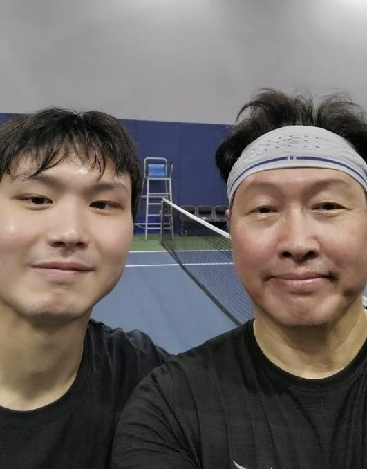 최 회장은 재계에서도 소문난 '테니스광'으로 알려져 있다. 인스타그램에 '테니스 부자, 4시간 게임 3천621㎉ 연소'라며 장남 인근씨와 함께 테니스장에서 찍은 사진을 올려 화제가 되기도 했다. [사진=최태원 회장 인스타그램]