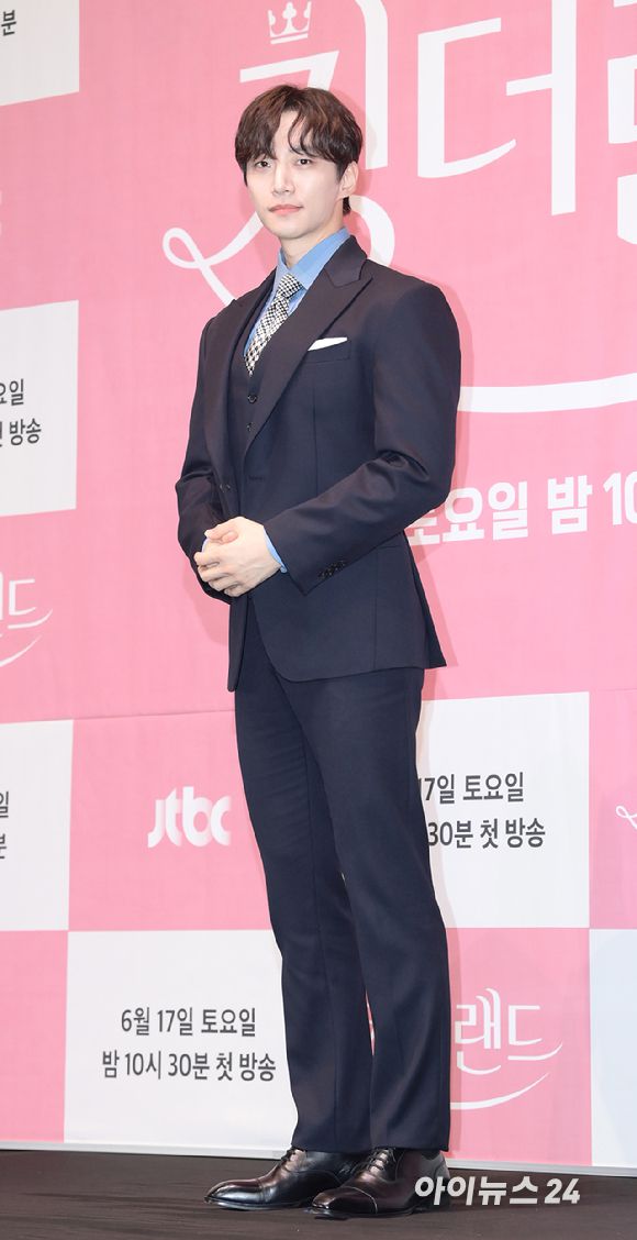 '두근두근 슈트핏' 배우 이준호가 15일 오후 서울 구로구 신도림동 라마다서울신도림호텔에서 열린 JTBC 새 토일드라마 '킹더랜드' 제작발표회에 참석하고 있다. [사진=정소희 기자]