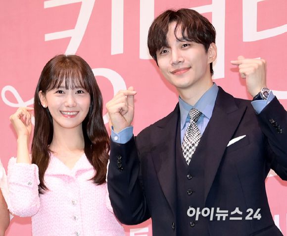 '다함께 스마일~' 배우 임윤아와 이준호가 15일 오후 서울 구로구 신도림동 라마다서울신도림호텔에서 열린 JTBC 새 토일드라마 '킹더랜드' 제작발표회에 참석하고 있다. [사진=정소희 기자]