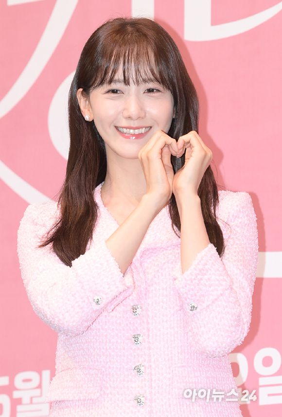 '힐링 꽃사슴 미소' 배우 임윤아가 15일 오후 서울 구로구 신도림동 라마다서울신도림호텔에서 열린 JTBC 새 토일드라마 '킹더랜드' 제작발표회에 참석하고 있다. [사진=정소희 기자]