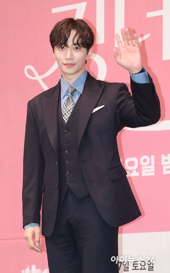 '웃지 않는 남자 구원' 배우 이준호가 15일 오후 서울 구로구 신도림동 라마다서울신도림호텔에서 열린 JTBC 새 토일드라마 '킹더랜드' 제작발표회에 참석하고 있다. [사진=정소희 기자]