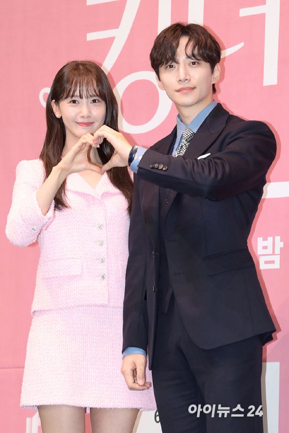 '이 얼굴합 칭찬해' 배우 임윤아와 이준호가 15일 오후 서울 구로구 신도림동 라마다서울신도림호텔에서 열린 JTBC 새 토일드라마 '킹더랜드' 제작발표회에 참석하고 있다. [사진=정소희 기자]