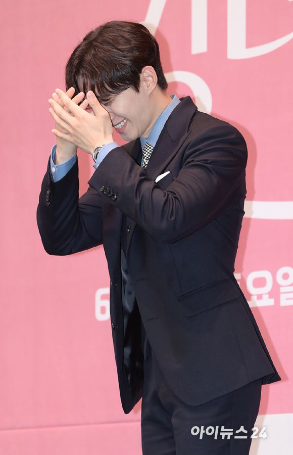 '웃참 실패!' 배우 이준호가 15일 오후 서울 구로구 신도림동 라마다서울신도림호텔에서 열린 JTBC 새 토일드라마 '킹더랜드' 제작발표회에 참석하고 있다. [사진=정소희 기자]
