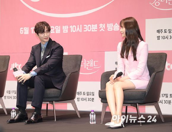 '찐 눈빛교환 중' 배우 이준호와 임윤아가 15일 오후 서울 구로구 신도림동 라마다서울신도림호텔에서 열린 JTBC 새 토일드라마 '킹더랜드' 제작발표회에 참석하고 있다. [사진=정소희 기자]