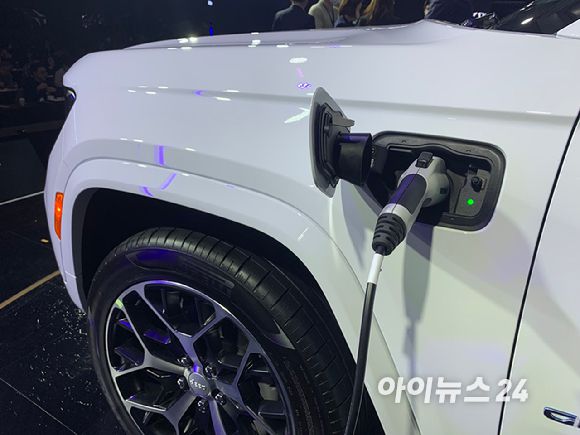 배터리 충전 중인 전기자동차 [사진=김종성 기자]