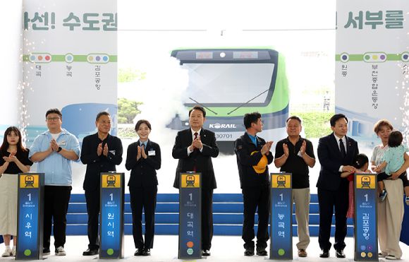 윤석열 대통령이 30일 경기도 고양 어울림누리 별무리경기장에서 열린 대곡-소사 복선전철 개통 기념식에서 개통 기념 세리머니를 하고 있다. (대통령실통신사진기자단) 2023.06.30. [사진=뉴시스]