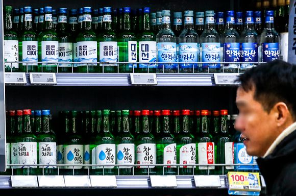 서울 시내 한 대형마트 소주 진열대. [사진=뉴시스]