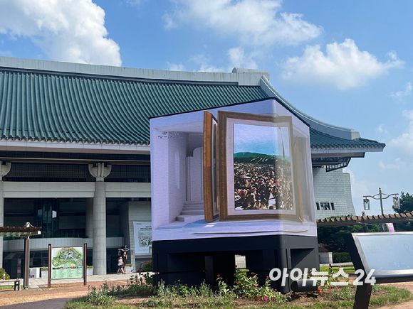 충청남도 천안시에 위치한 독립기념관 야외 3·1문화마당 LED 큐브 조형물에서 영상이 흘러나오고 있다. [사진=박소희 기자]