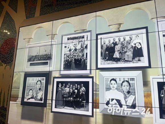 SK텔레콤의 미디어 AI 기술 '슈퍼노바'를 활용해 독립기념관 7관 체험관에 마련된 '마법사진관'내 모습. 앞쪽 큰 화면에 결과물이 출력된다. [사진=박소희 기자]