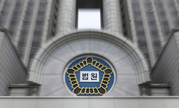 무단횡단을 하던 보행자를 미처 보지 못하고 치어 사망사고를 낸 버스 기사가 무죄를 선고받았다. 본 기사와 무관한 이미지. [사진=뉴시스]