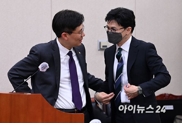 한동훈 법무부 장관이 16일 오후 서울 여의도 국회에서 열린 법제사법위원회 전체회의에서 조정훈 시대전환 의원과 대화하고 있다. [사진=아이뉴스24 DB]