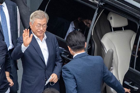 문재인 전 대통령이 19일 오후 서울 중랑구 녹색병원에서 이재명 더불어민주당 대표 문병을 마친 후 이동하고 있다. (공동취재사진) [사진=뉴시스]