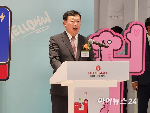 신동빈 롯데그룹 회장이 22일 오전 베트남 하노이에서 열린 '롯데몰 웨스트레이크 하노이' 공식 개장식에서 인사말을 하고 있다. [사진=구서윤 기자]