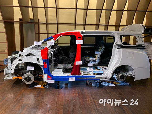 토요타 '알파드' 컷바디. [사진=김종성 기자]