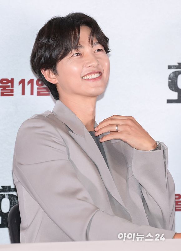 '여전한 소년 미소와 빛나는 웨딩링' 배우 송중기가 22일 오후 서울 강남구 삼성동 메가박스 코엑스에서 열린 영화 '화란'(감독 김창훈) 언론시사회에 참석하고 있다. [사진=정소희 기자]