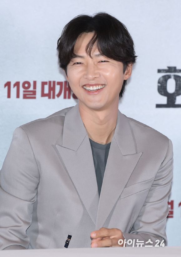 '행복한 워킹대디' 배우 송중기가 22일 오후 서울 강남구 삼성동 메가박스 코엑스에서 열린 영화 '화란'(감독 김창훈) 언론시사회에 참석하고 있다. [사진=정소희 기자]