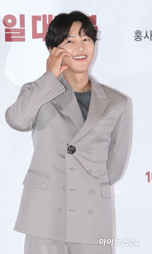 '사랑스런 아들 향한 볼하트' 배우 송중기가 22일 오후 서울 강남구 삼성동 메가박스 코엑스에서 열린 영화 '화란'(감독 김창훈) 언론시사회에 참석하고 있다. [사진=정소희 기자]