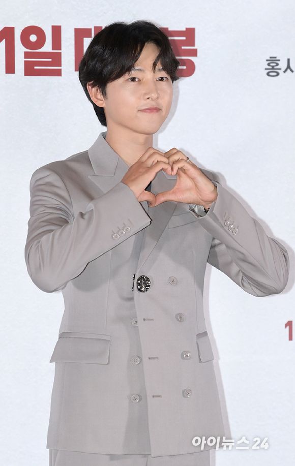 '아내 케이티를 향한 손하트' 배우 송중기가 22일 오후 서울 강남구 삼성동 메가박스 코엑스에서 열린 영화 '화란'(감독 김창훈) 언론시사회에 참석하고 있다. [사진=정소희 기자]