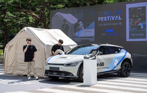 제작 부문 우수상을 수상한 'V2GO'팀이 외부 환경에서 활용 가능한 차량 공조시스템을 시연하고 있다. [사진=현대자동차그룹]