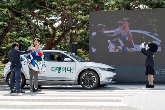 제작 부문 우수상을 수상한 'V2S'팀이 사각지대에서 발생하는 안전사고 예방을 위한 사회 안전망 구축 기술을 선보이고 있다. [사진=현대자동차그룹]
