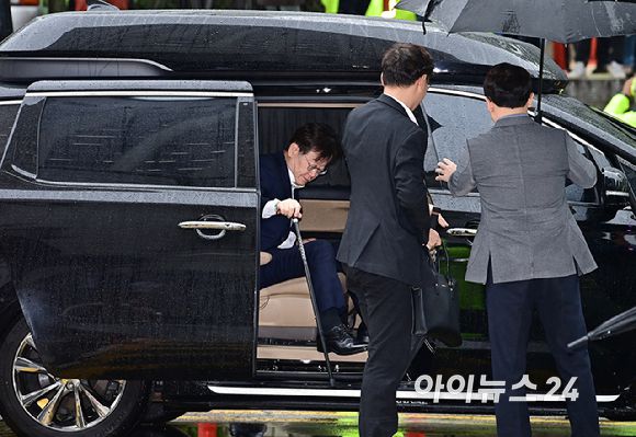 이재명 더불어민주당 대표가 26일 오전 서울 서초구 중앙지방법원에서 백현동 개발 특혜 및 쌍방울 대북송금 의혹과 관련 영장실질심사에 출석하고 있다. [사진=곽영래 기자]