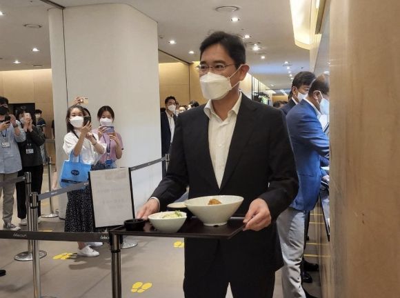 서울 강동구 상일동에 있는 삼성엔지니어링 글로벌엔지니어링센터(GEC) 구내식당을 찾은 이재용 삼성전자 부회장 모습. [사진=삼성엔지니어링 직원 SNS 캡처]