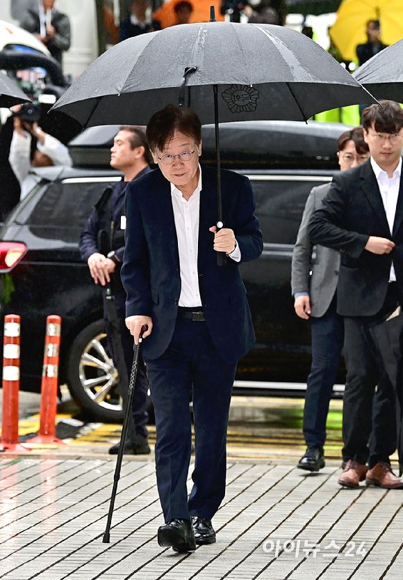 이재명 더불어민주당 대표가 26일 오전 서울 서초구 중앙지방법원에서 백현동 개발 특혜 및 쌍방울 대북송금 의혹과 관련 영장실질심사에 출석하고 있다. [사진=곽영래 기자]