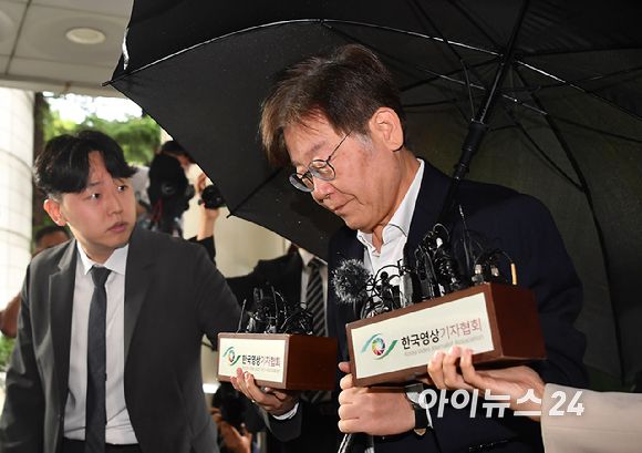 이재명 더불어민주당 대표가 26일 오전 서울 서초구 중앙지방법원에서 백현동 개발 특혜 및 쌍방울 대북송금 의혹과 관련 영장실질심사에 출석하고 있다. [사진=곽영래 기자]