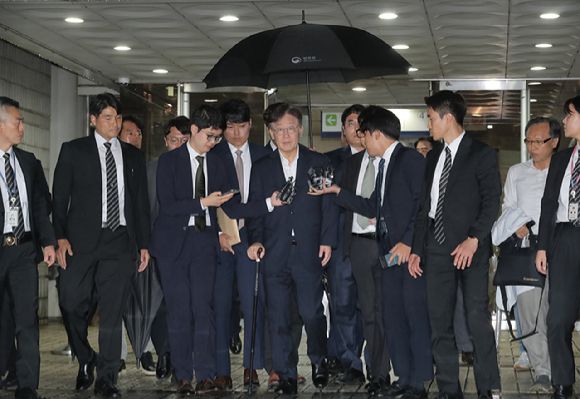 이재명 더불어민주당 대표가 26일 오후 서울 서초구 서울중앙지방법원에서 구속 전 피의자 심문(영장실질심사)을 마친 뒤 이동하고 있다. [사진=뉴시스]