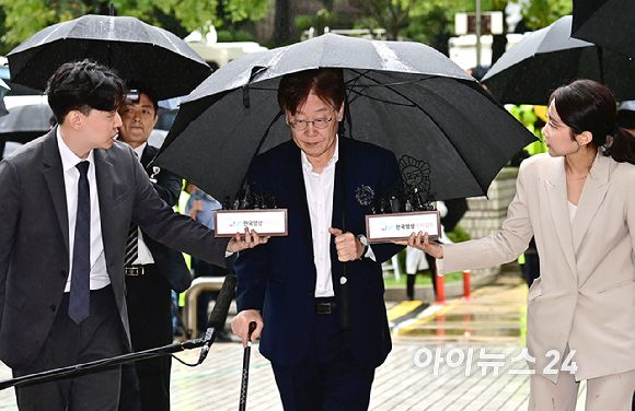 이재명 더불어민주당 대표가 26일 오전 서울 서초구 중앙지방법원에서 백현동 개발 특혜 및 쌍방울 대북송금 의혹과 관련 영장실질심사에 출석하고 있다. [사진=곽영래 기자]