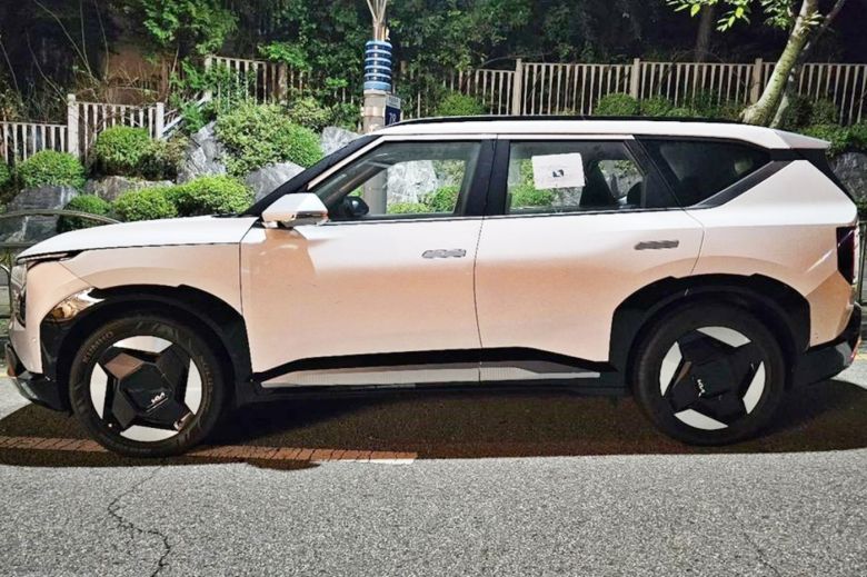 한 유튜버의 카메라에 잡힌 기아의 세번째 순수 전기자동차 'EV5' 실물 측면 모습.[사진=숏카 유튜브 채널]