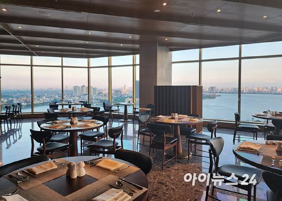 'L7 바이 롯데 웨스트레이크 하노이' 21층에 위치한 레스토랑 '레이어드. [사진=구서윤 기자]