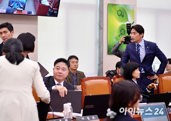 한준호 더불어민주당 의원(오른쪽)이 5일 오전 서울 여의도 국회에서 열린 김행 여성가족부 장관 인사청문회에서 정경희 국회 여성가족위원회 국민의힘 간사와 언쟁을 벌이고 있다. [사진=곽영래 기자]