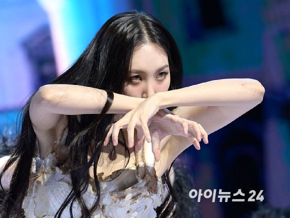 '강렬한 분위기' 가수 선미가 17일 오후 서울 용산구 한남동 블루스퀘어에서 열린 새 싱글 앨범 '스트레인저(STRANGER)' 발매 기념 쇼케이스에서 '스트레인저' 무대를 선보이고 있다. [사진=정소희 기자]