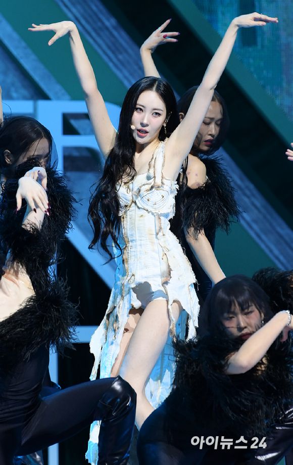 '믿고 듣는 선미팝' 가수 선미가 17일 오후 서울 용산구 한남동 블루스퀘어에서 열린 새 싱글 앨범 '스트레인저(STRANGER)' 발매 기념 쇼케이스에서 '스트레인저' 무대를 선보이고 있다. [사진=정소희 기자]