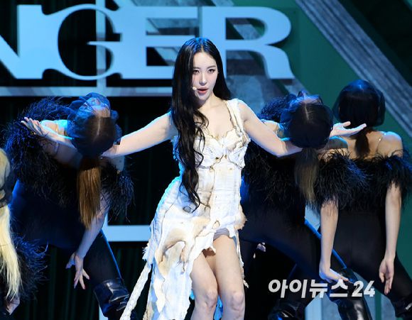 '역시 선미팝' 가수 선미가 17일 오후 서울 용산구 한남동 블루스퀘어에서 열린 새 싱글 앨범 '스트레인저(STRANGER)' 발매 기념 쇼케이스에서 '스트레인저' 무대를 선보이고 있다. [사진=정소희 기자]