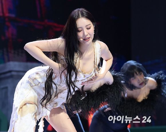 '아찔한 터치' 가수 선미가 17일 오후 서울 용산구 한남동 블루스퀘어에서 열린 새 싱글 앨범 '스트레인저(STRANGER)' 발매 기념 쇼케이스에서 '스트레인저' 무대를 선보이고 있다. [사진=정소희 기자]