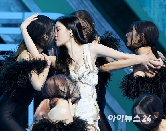 '위험한 몸짓' 가수 선미가 17일 오후 서울 용산구 한남동 블루스퀘어에서 열린 새 싱글 앨범 '스트레인저(STRANGER)' 발매 기념 쇼케이스에서 '스트레인저' 무대를 선보이고 있다. [사진=정소희 기자]