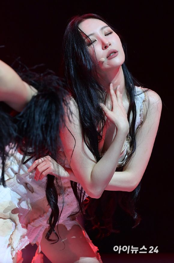 '끈적한 엔딩' 가수 선미가 17일 오후 서울 용산구 한남동 블루스퀘어에서 열린 새 싱글 앨범 '스트레인저(STRANGER)' 발매 기념 쇼케이스에서 '스트레인저' 무대를 선보이고 있다. [사진=정소희 기자]