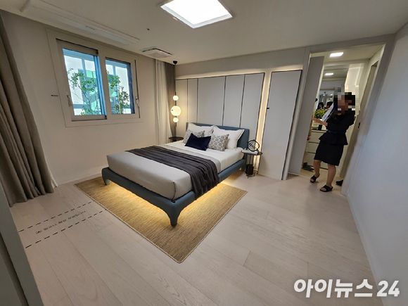 '철산자이 브리에르'견본주택 전용 59㎡E 타입의 침실. [사진=안다솜 기자]